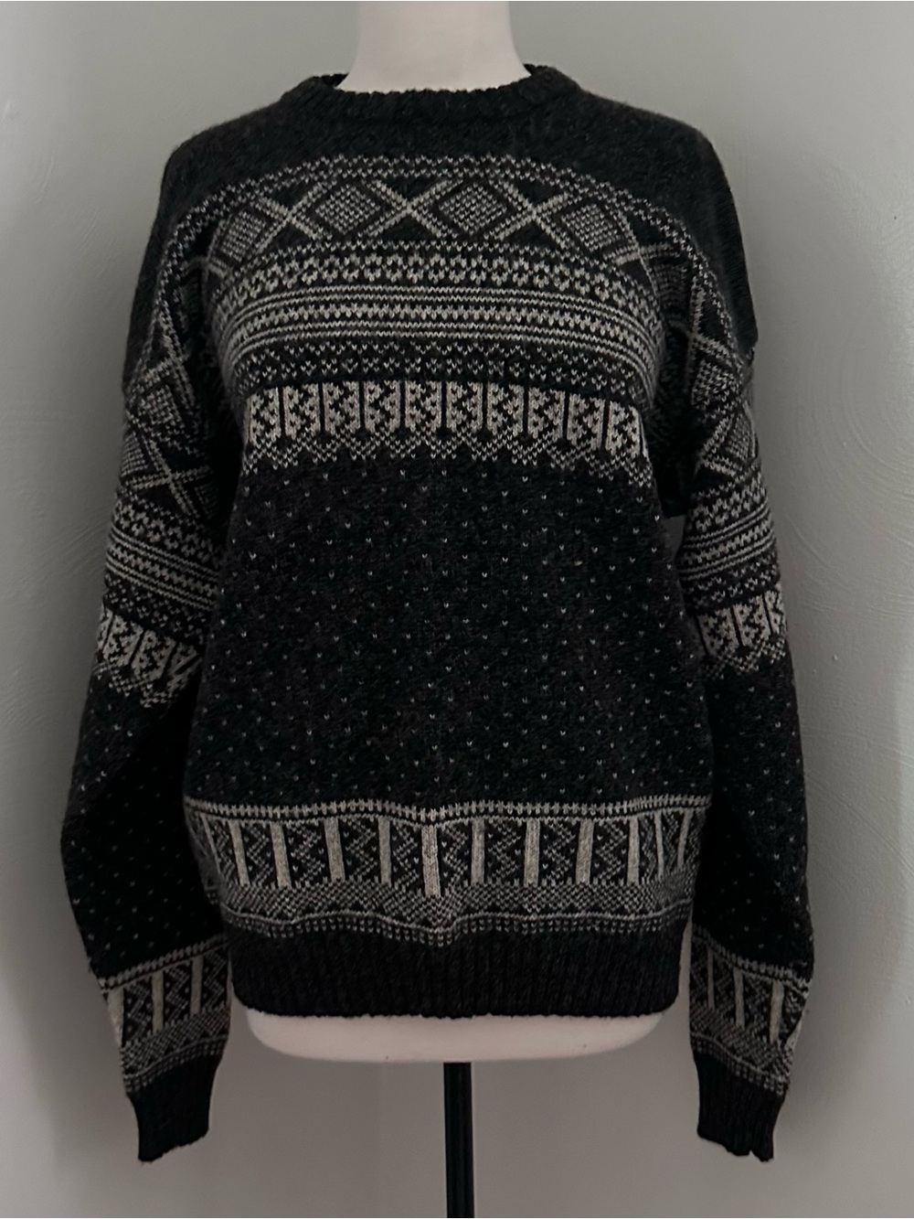 EUC~Men’s Woolrich Black and Gray Sweater